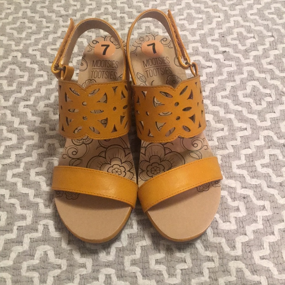 💥Cute Yellow Wedges - Never Worn💥